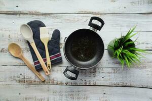 oben Aussicht von schwarz braten schwenken und Kochen Löffel auf Tabelle foto