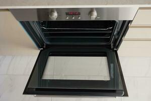 öffnen elektrisch Ofen beim Zuhause foto