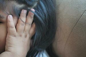 Kind haben Ohr Schmerzen berühren seine schmerzlich Ohr , foto