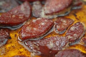 Türkisch gebraten Würstchen sucuk im ein schwenken foto