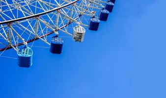 Nahaufnahme und Ernte Tempozan-Riesenrad auf strahlend blauem Himmelshintergrund mit Platz für Texte. foto