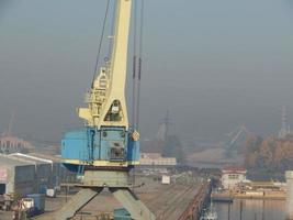 Hafenkräne für den Gütertransport im Hafenlogistikkomplex foto