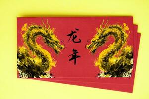 oben Aussicht von Chinesisch Neu Jahr rot Paket mit golden Drachen. Chinesisch Neu Jahr Feierlichkeiten foto