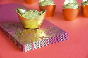 Chinesisch Neu Jahr rot Pakete und golden Barren auf Gelb Abdeckung. anpassbar Raum zum Text. foto