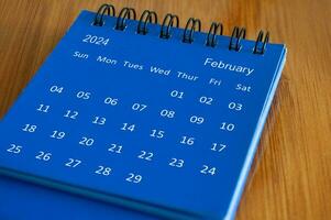 Februar 2024 Tabelle Kalender auf hölzern Schreibtisch. Zeit und Kalender Konzept foto