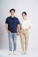 Bild von ein asiatisch Paar posieren auf ein Weiß Hintergrund foto