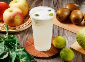 frisch Kumquat Zitrone Saft Wasser mit roh Früchte serviert im Glas isoliert auf Tabelle oben Aussicht von Morgen Vitamine trinken foto