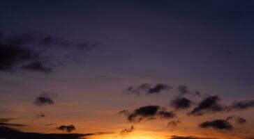 Sonnenuntergang Himmel Hintergrund, schön Morgen Sonnenaufgang mit bunt gelb, orange, lila, blau und Wolke auf Frühling, Natur Panorama- Landschaft golden Stunde oder romantisch Sommer- Himmel foto