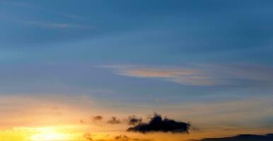 Sonnenuntergang Himmel Hintergrund, schön Morgen Sonnenaufgang mit bunt Gelb, Orange auf Frühling, blau und Wolke, Natur Panorama- Landschaft golden Stunde oder romantisch Sommer- Himmel foto