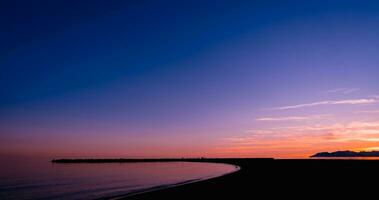 Sonnenuntergang Himmel, Wolke Über Meer Strand im Abend auf Frühling, Landschaft durch Strand mit bunt Himmel im Orange, Rosa, Lila, Blau. Horizont Sommer- Seelandschaft golden Stunde Himmel mit Dämmerung, Dämmerung Himmel Hintergrund foto