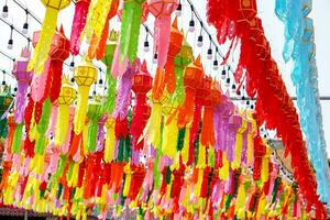 farbenfrohe perspektivische Ansicht von Laternen im thailändischen Lanna-Stil, die vor dem Tempel beim Hunderttausend-Laternen-Festival, Lumhun, Thailand, hängen sollen. foto