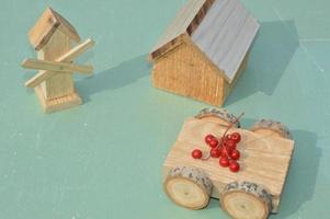 Artikel auf Holzwagenmodell foto