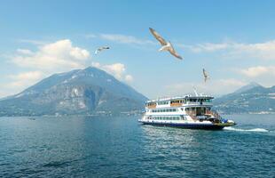 Fähre auf See como Italien foto