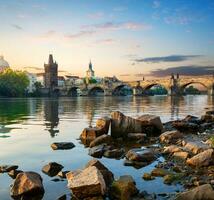 Steine auf Moldau Fluss foto