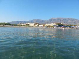 reise in griechenland auf der insel kreta berge und meer foto