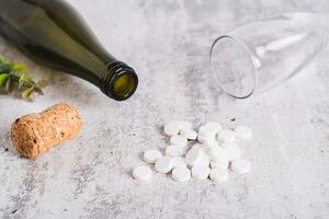 Nüchternheit Konzept, Alkoholismus Pillen, Flasche und Glas auf das Tabelle foto