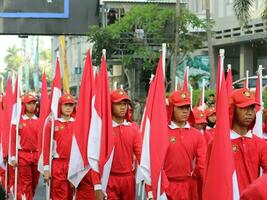 Surabaya, Indonesien, 29 Oktober 2023 - - Gruppe von Flagge Tragen Truppen beim das Festival foto