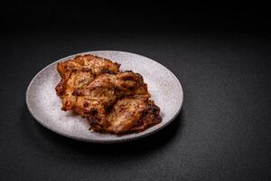 köstlich frisch knusprig Hähnchen gegrillt mit Salz, Gewürze und Kräuter foto