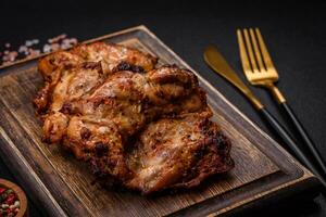 köstlich frisch knusprig Hähnchen gegrillt mit Salz, Gewürze und Kräuter foto