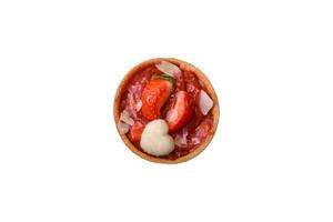 köstlich frisch Süss Törtchen mit Erdbeeren und Kokosnuss Flocken foto