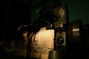Tuban, Indonesien. September 7, 2023. ein Antiquität Schwan Overlock Nähen Maschine auf das hölzern Schreibtisch. Jahrgang, alt, retro Nähen Maschine foto
