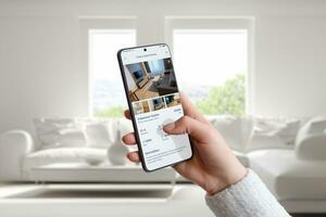 ai generiert Hand halten Smartphone mit städtisch Wohnungen Suche App. Leben Zuhause Innere im das Hintergrund. Ideal zum präsentieren modern Zuhause Suche und echt Nachlass Erkundung auf Handy, Mobiltelefon Geräte foto