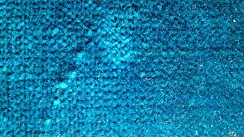 ein schließen oben von ein Blau gestrickt Sweatshirt foto