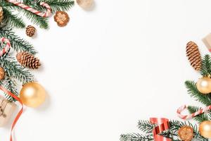minimale kreative flache Lage von traditioneller Weihnachtskomposition und Neujahrsferienzeit. Draufsicht Winterweihnachtsdekorationen auf weißem Hintergrund mit Leerzeichen für Text. Raumfotografie kopieren. foto