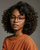 ai generiert schön afrikanisch amerikanisch Frau mit lockig Frisur und Brille. ai generativ foto