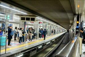 Osaka Stadt, Japan, 2019 - - japanisch Menschen und Touristen warten beim das U-Bahn Bahnhof von Osaka, Japan. foto