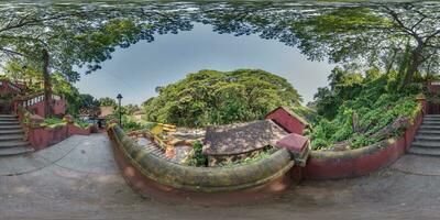 voll nahtlos kugelförmig 360 hdri Panorama auf alt Beton Treppe, Überreste von ein uralt Mehr entwickelt Zivilisation im Dschungel von Indien im gleichwinklig Projektion, zum vr virtuell Wirklichkeit Inhalt foto