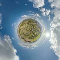 einfach winzig Planet ohne Gebäude im Blau Himmel mit schön Wolken. Transformation von kugelförmig Panorama 360 Grad. kugelförmig abstrakt Antenne Sicht. Krümmung von Raum. foto