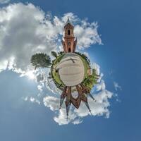 wenig Planet Transformation von kugelförmig Panorama 360 Grad mit Blick auf Kirche im Center von Globus im Blau Himmel. kugelförmig abstrakt Antenne Aussicht mit Krümmung von Raum. foto