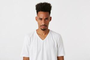 Porträt von wütend unzufrieden afrikanisch amerikanisch jung Mann mit afro Frisur trägt foto