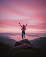 ai generiert jung Frau Wanderer öffnen Waffen auf oben von ein Berg beim Sonnenaufgang. ai generativ foto