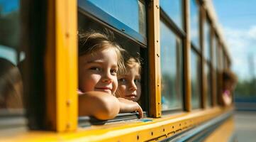 ai generiert Schule Bus Tragen Kinder zu hoch Schule foto