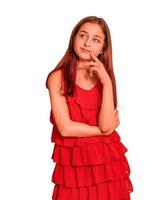 Porträt eines kleinen Mädchens auf weißem Hintergrund isolieren. Mädchen in einem roten Kleid.