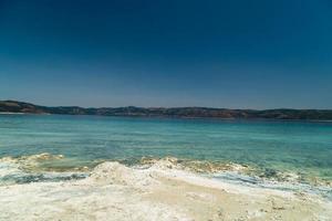 türkisfarbener See Salda Truthahn. weißer mineralreicher Strand. Salda See mit weißem Sand und grünem Wasser. Burdur Truthahn foto