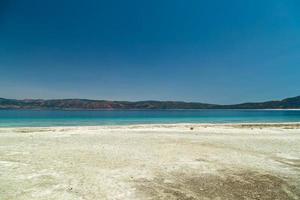 türkisfarbener See Salda Truthahn. weißer mineralreicher Strand. Salda See mit weißem Sand und grünem Wasser. Burdur Truthahn foto
