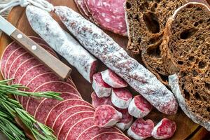 anders Arten von Salami mit Dunkelroggen Brot foto