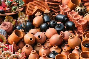 Straße Markt Ausstellung von handgemacht Töpfe, Keramik Produkte, Souvenirs. Udaipur, Rajasthan, Indien foto