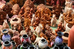 Straße Markt Ausstellung von handgemacht Töpfe, Keramik Produkte, Souvenirs. Udaipur, Rajasthan, Indien foto