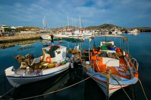 Angeln Boote im Hafen von naousa. Paros Insel, Griechenland foto