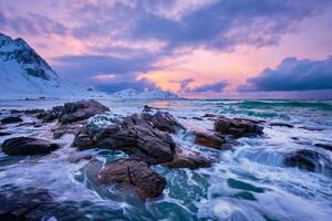 norwegisch Meer Wellen auf felsig Küste von Lofoten Inseln, Norwegen foto