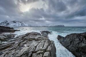 norwegisch Meer Wellen auf felsig Küste von Lofoten Inseln, Norwegen foto