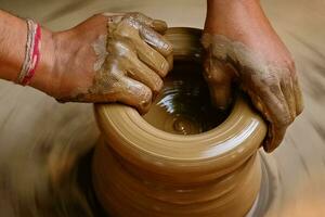 indisch Töpfer Hände beim arbeiten, Shilpagramm, Udaipur, Rajasthan, Indien foto