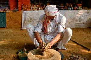 indisch Töpfer beim arbeiten, Shilpagramm, Udaipur, Rajasthan, Indien foto