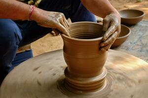 indisch Töpfer Hände beim arbeiten, Shilpagramm, Udaipur, Rajasthan, Indien foto