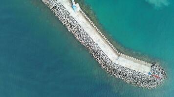 Antenne Aussicht von das gorontalo Fähre Hafen Seebrücke im gorontalo Stadt foto