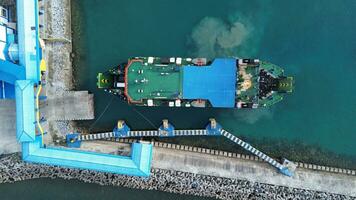 Antenne Aussicht von ein Fähre Boot verankert beim gorontalo Hafen im das Morgen foto